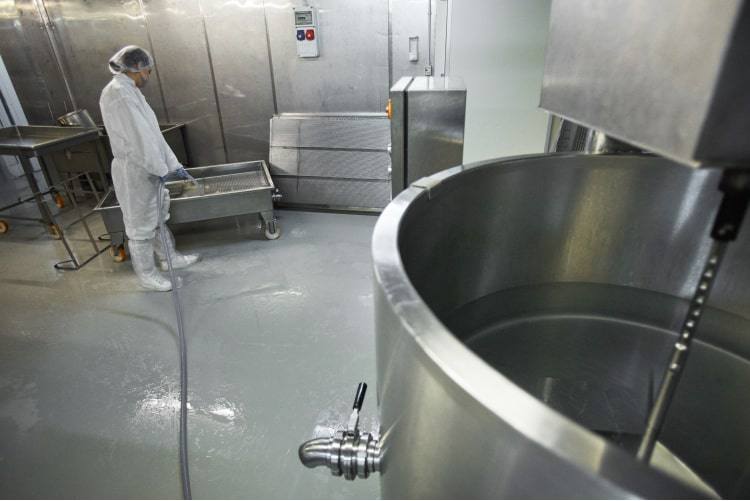 Industriereinigung in einer Produktionshalle